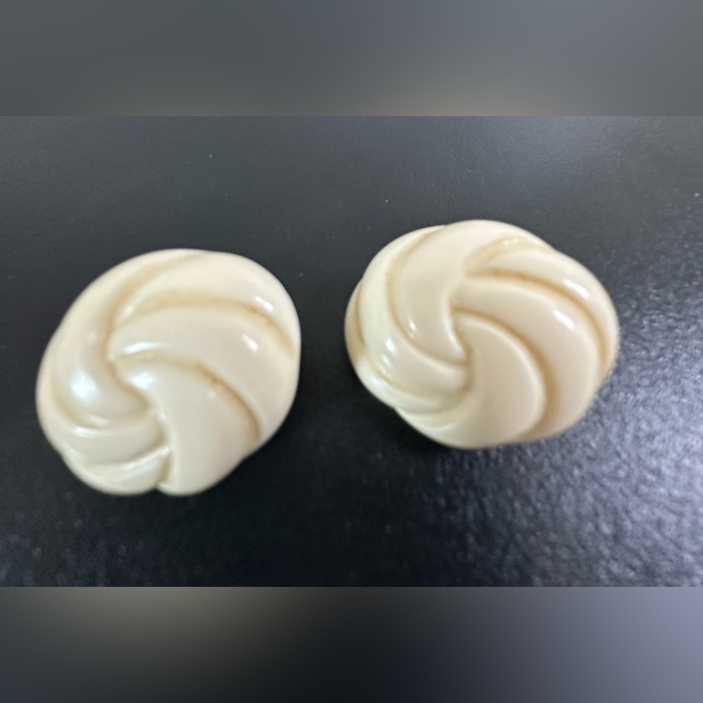 Vintage Avon spiral Carved  Cream Color Pierced Earrings